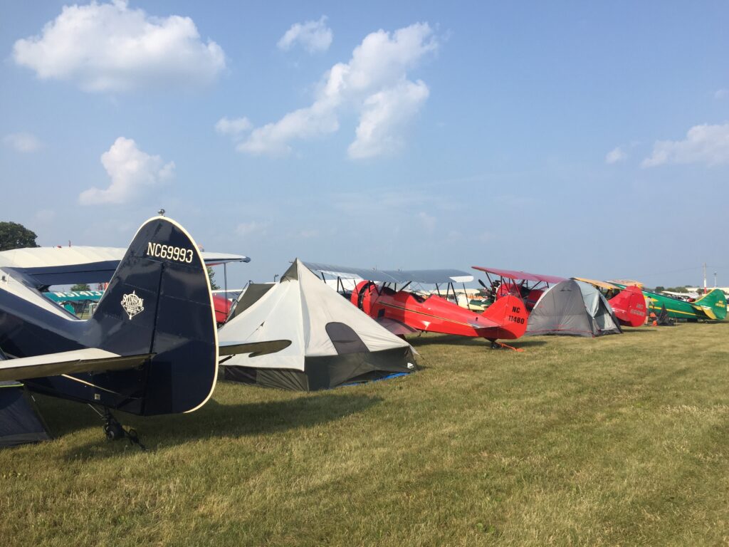 Des hectares d'avions et de tentes